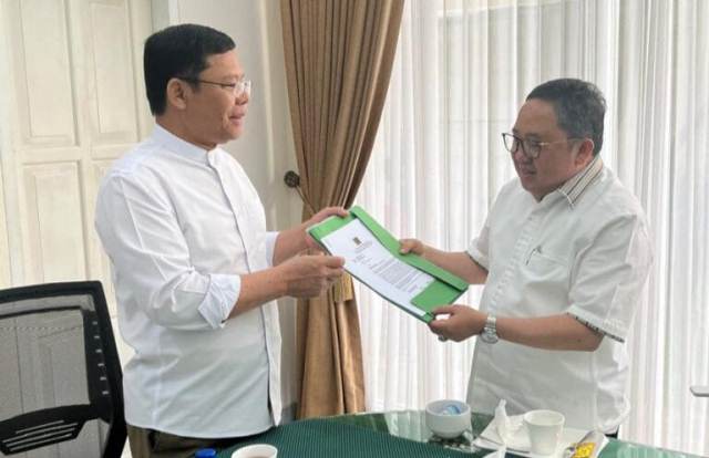 Syaifullah Tamliha (kanan) menerima surat rekomendasi dari Plt Ketum DPP PPP, H Mardiono.