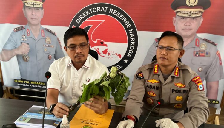 Kabid Humas Polda Kalsel, Kombes. Pol. Adam Erwindi (kanan)