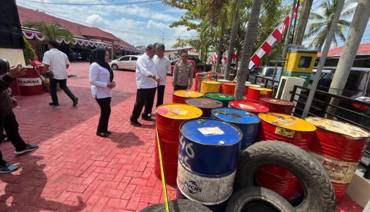 20240716_Belasan drum berisi oli oplosan menggunakan merk Pertamina palsu digerebek Polda Kalsel di bengkel Jalan Trikora, Banjarbaru. (Humas Polda Kalsel) Belasan drum berisi oli oplosan menggunakan merk Pertamina palsu digerebek Polda Kalsel di bengkel Jalan Trikora, Banjarbaru. (Humas Polda Kalsel)
