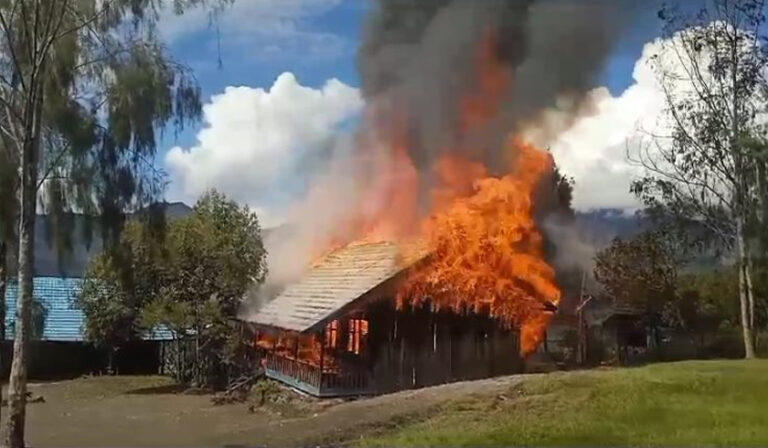 Sekolah Dasar di Okbab dibakar KKB pada Jumat 12 Juli 2024. (Divisi Humas Polri)