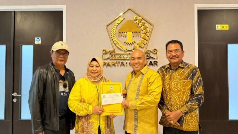Acil Odah dan Rozanie didampingi Ketua dan Sekretaris DPD Partai Golkar Kalsel usai menerima rekomendasi. (Media Center)