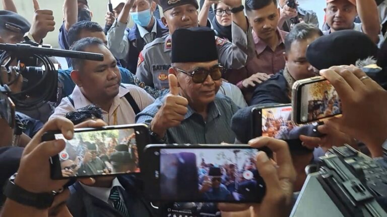 Pimpinan Ponpes Al Zaytun Panji Gumilang saat menjalani pemeriksaan sebelum ditahan. (Humas Polri)