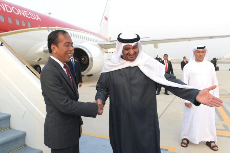 Presiden Jokowi tiba di Bandara Internasional Zayed, Abu Dhabi, Persatuan Emirat Arab (PEA) pada Selasa (BPMI Setpres Kris)