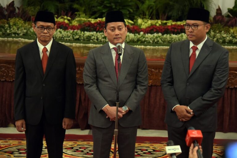 Wamen Keuangan, Thomas A.M, Djiwandono yang merupakan keponakan Prabowo memberikan keterangan pers didampingi 2 Wamen lainnya. (istimewa)