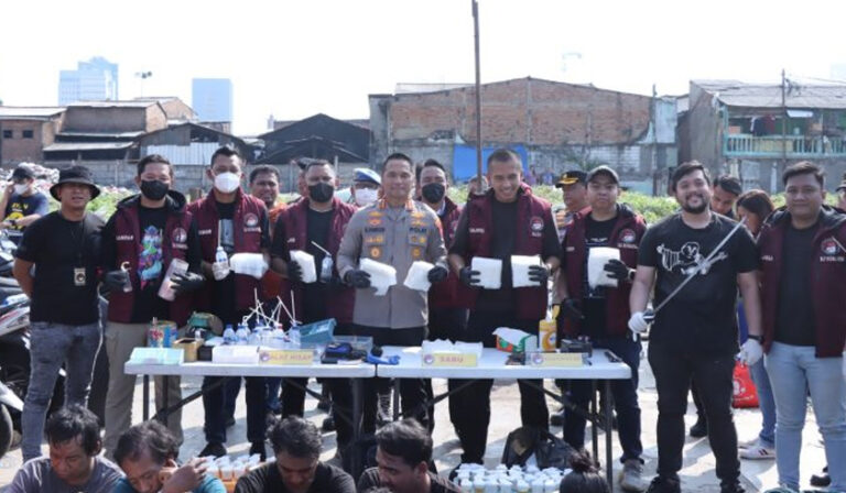 Polres Metri Jakarta Barat menggerebek Kampung Boncos yang dikenal rawan peredaran narkoba. (PMJ News)
