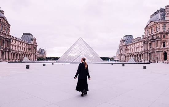 Celine Dion berfoto di salah satu tempat di Paris. (Instagram Celine Dion)