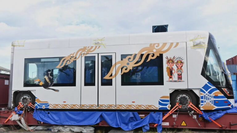 Satu rangkaian trem otonom tiba di Balikpapan dan akan menjadi moda transportasi di IKN Nusantara. (Kemenhub)