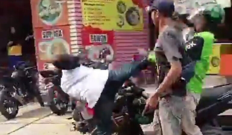 Diduga debt collector menendang ojol di Bekasi. (tangkapan layar medsos)