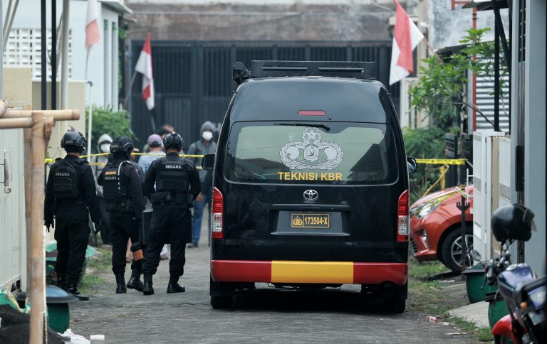 Densus 88 Antiteror menangkap seorang terduga pelakku teroris di Batu, Malang, Jawa Timur. (Divisi Humas Polri)