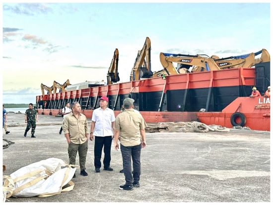 Ribuan excavator milik Haji Isam tiba di Papua untuk menggarap proyek pertanian di Merauke. (Net)