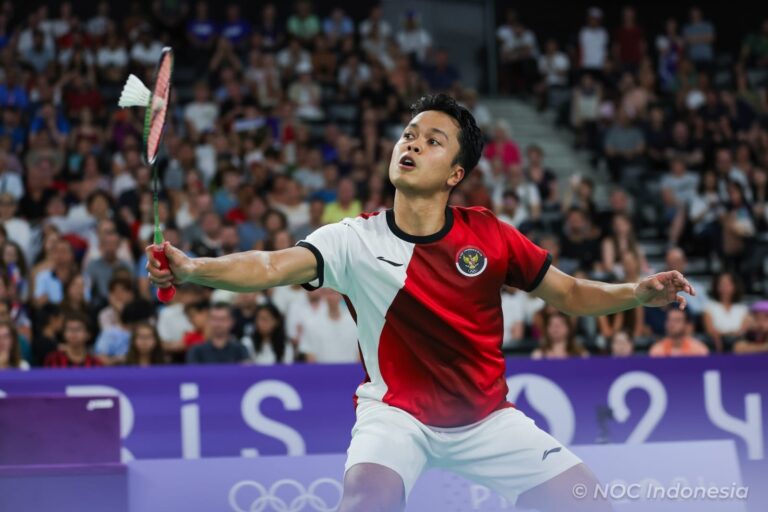 Anthony Sinisuka Ginting gagal lolos fase grup setelah kalah dari pebulutangkis tunggal putra Prancis. (NOC Indonesia)