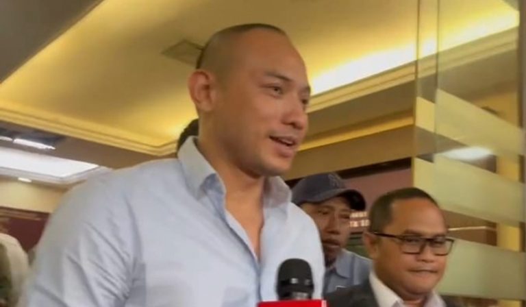 Tiko Aryawardhana usai menjalani pemeriksaan pertama di Polres Metro Jakarta Selatan, beberapa waktu yang lalu. (PMJ)