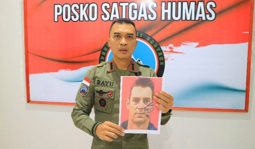 20240807_Kasatgas Humas menunjukan foto pilot helikopter asal Selandia Baru yang dibunuh KKB. (PMJ) Kasatgas Humas menunjukan foto pilot helikopter asal Selandia Baru yang dibunuh KKB. (PMJ)