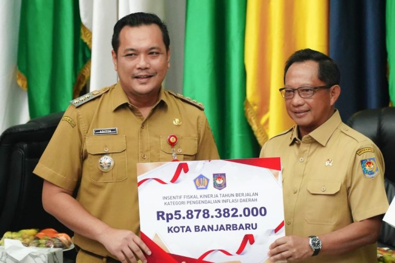 Wali Kota Banjarbaru, H M Aditya Mufti Ariffin (kiri) saat menerima langsung Penghargaan Insentif Fiskal Tahun Anggaran 2024 kategori Pengendalian Inflasi Daerah Periode I
