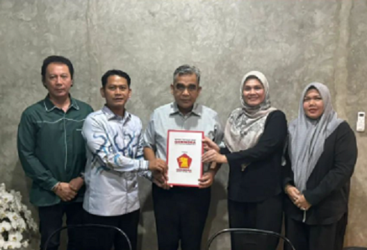 HM Yamin dan Hj Ananda menerima rekomendasi dari Sekjen Partai Gerindra Ahmad Muzani didampingi Hj Mariana dan Andul Rasyid Ridha. (Istimewa)