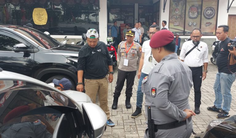 Kapolsek Tanjug Priok, Kompol Nazirwan ke lokasi ditemukannya plastik berisi bangkai ayam disertai kertas berisi ancaman. (PMJ News)