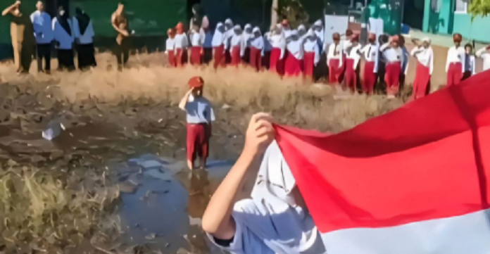 20240809_Murid SDN 10 Basirih upacara di tanah becek berlumpur fotonya viral di media sosial. (Instagram).png
