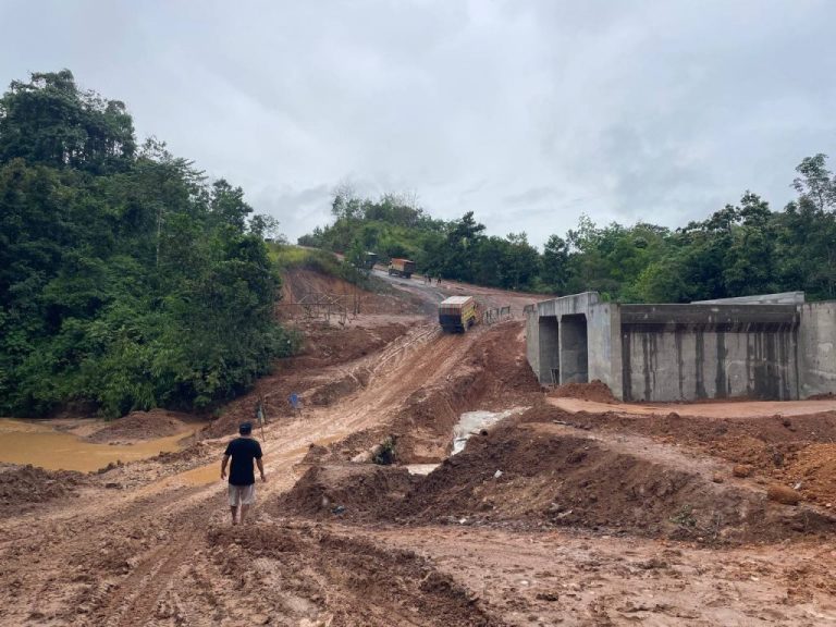 Salah satu ruang jalan Banjarbaru-Batulicin masih proses pemadangan box culvert. (MC Kalsel)