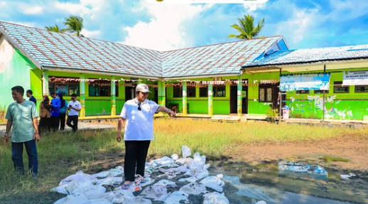 Wali Kota Banjarmasin, Ibnu Sina, meninjau lapangan SDN Basirih 10 yang berlumpur dan sempat viral. (Humas Pemko Banjarmasin)