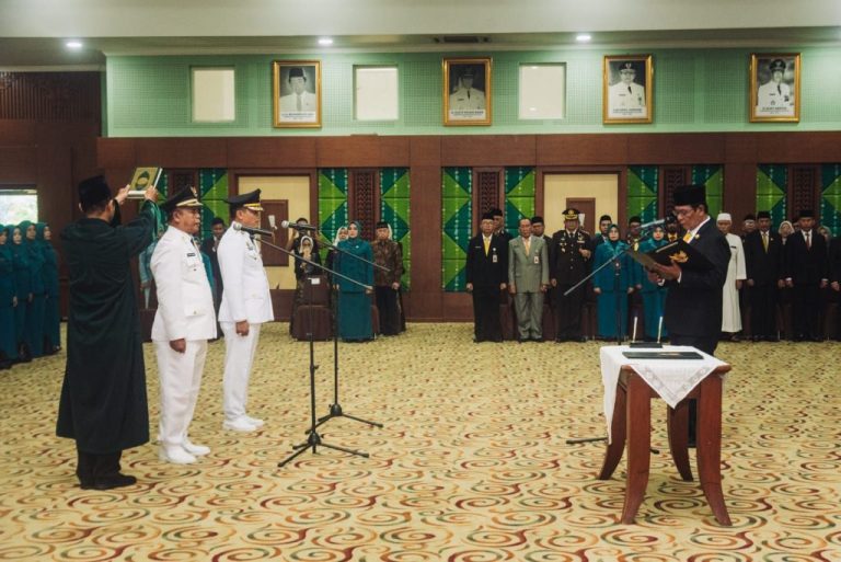 Gubernur Kalsel H. Sahbirin Noor melantik dua penjabat bupati menggantikan pejabat sebelumnya yang mengundurkan diri. (Pemprov Kalsel)