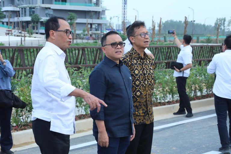 Peninjauan di IKN 3Menteri PANRB Abdullah Azwar Anas, bersama Menteri Perhubungan Budi Karya Sumadi dan Menteri Kesehatan Budi Gunadi Sadikin meninjau Kawasan Inti Pusat Pemerintahan (KIPP) IKN, Minggu (11/08).