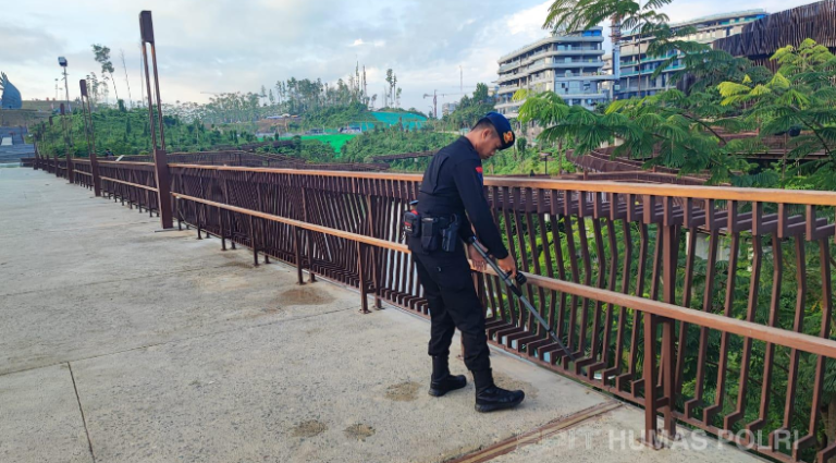 Anggota Satbrimob Polda Kaltim melakukan sterilisasi sejumlah titik di IKN memastikan keamanan saat kunker Presiden Jokowi. (Divisi Humas Polri)