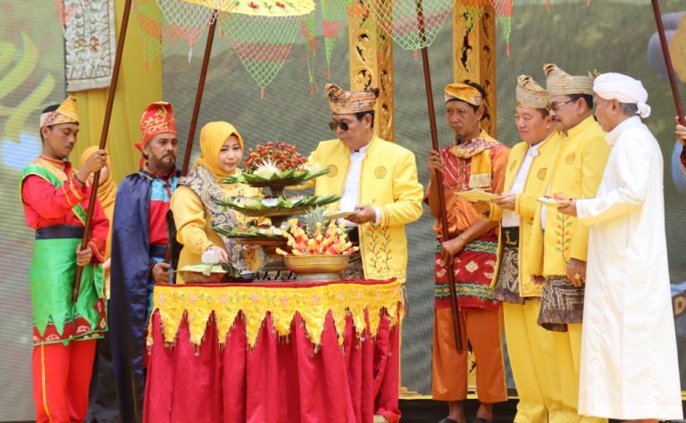 Gubernur H. Sahbirin Noor memotong tumpeng dalam peringatan Hari Jadi ke-74 Provinsi Kalsel pada Rabu 14 Agustus 2024. (Pemprov Kalsel)