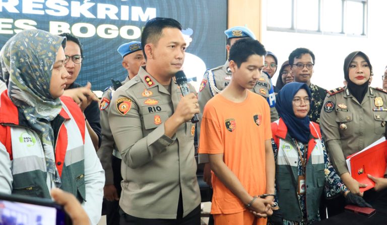 Kapolres Bogor, AKBP Rio Wahyu Anggoro, memimpin pers rilis kasus KDRT dengan tersangka AT. (PMJ News)