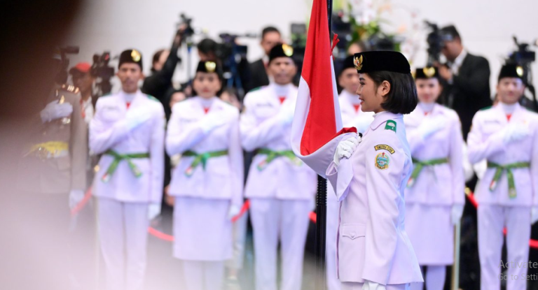 Pengukuhan anggota Paskibraka 2024 di IKN Nusantara oleh Presiden Joko Widodo. (BPMI Setpres)