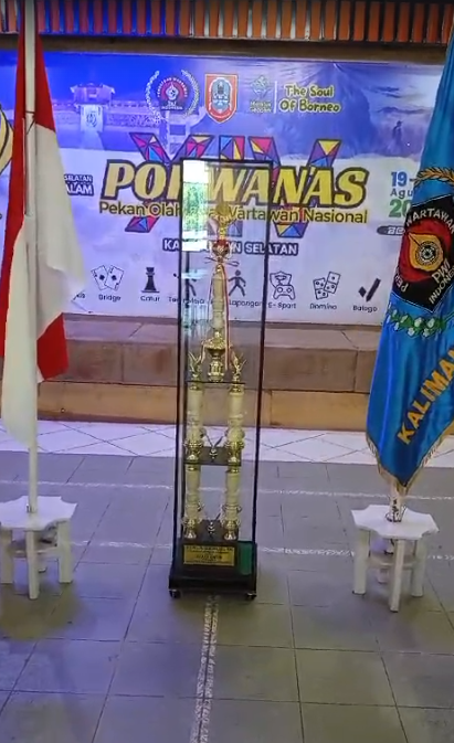 Piala bergilir Presiden RI Porwanas XIV 2024 tiba di PWI Kalsel. (Istimewa)