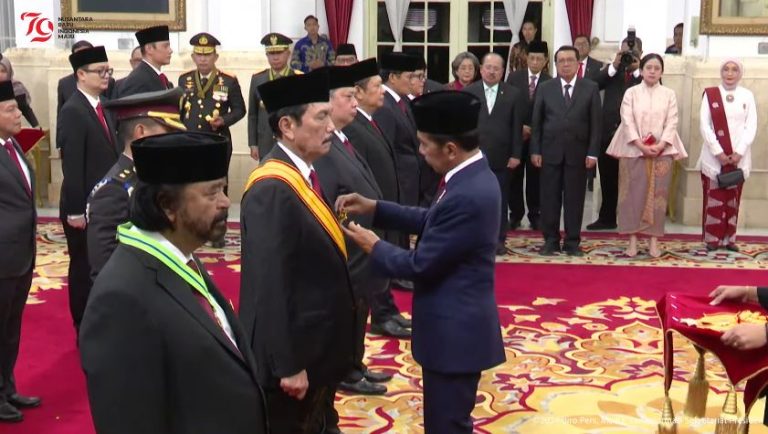 Presiden Joko Widodo memberikan tanda kehormatan kepada 64 tokoh. (Humas Setkab)