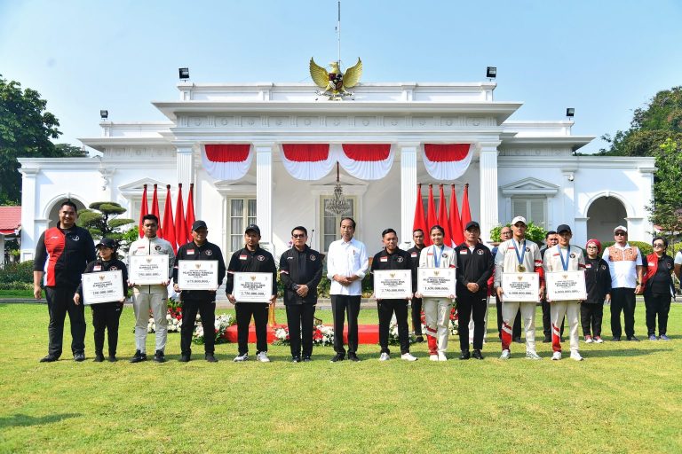 Presiden Joko Widodo usai menyerahkan bonus kepada atlet peraih medali Olimpiade Paris 2024. (Istimewa)