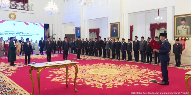 Presiden RI Joko Widodo (Jokowi) melantik tiga menteri negara dan satu wakil menteri negara Kabinet Indonesia Maju dalam sisa masa jabatan periode tahun 2019-2024, di Istana Negara, Jakarta, Senin (19/08/2024) pagi. (Youtube BPMI Setpres)