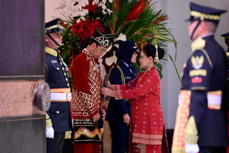 Presiden Joko Widodo (Jokowi) dalam balutan pakaian adat Nusantara. Pakaian adat tersebut terinspirasi dari Baju Adat Banjar, Baamar Galung Pancar Matahari.