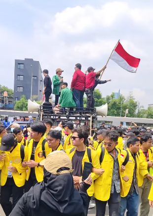 Demo massa dan mahasiswa di depan Gedung DPR RI. (Instagram Denny Siregar)