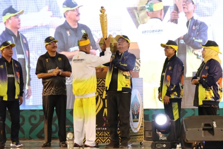 20240822-Gubernur H. Sahbirin Noor menerima obor dari pendiri SIWO Jabar tertua untuk dinyalakan pada pembukaan Porwanas XIV. (Pemprov Kalsel).jpg