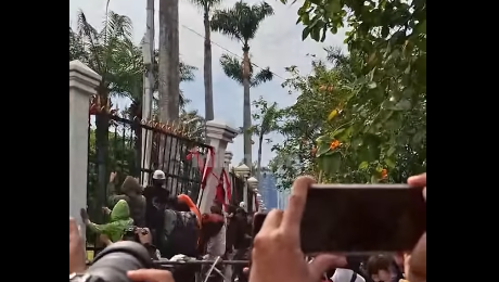 Massa menggoyang-goyang pagar gedung DPR RI hingga akhirnya jebol. (Instagram)
