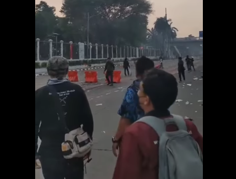 Menjelang magrib massa mulai dibubarkan polisi di kawasan gedung DPR RI. (Instagram Denny Siregar)