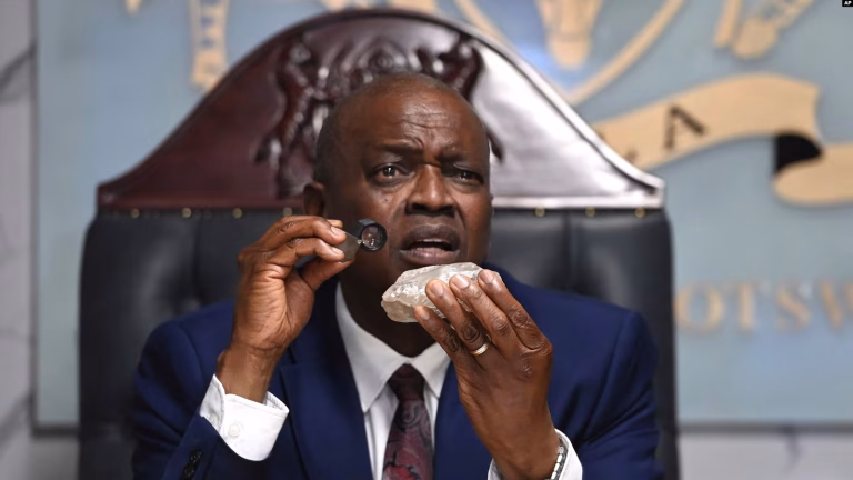 Presiden Botswana, Mokweetsi Masisi memegang berlian besar yang akan dipamerkan di Gaborone. (Istimewa)