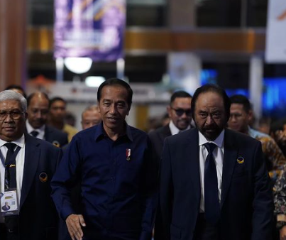 Presiden Joko Widodo disambut Surya Paloh menghadiri Kongres Partai Nasdem di Jakarta