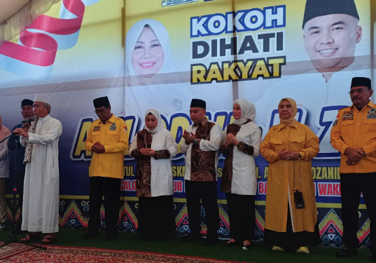 20240828 - Acil Odah didampingi Paman Birin dan Rozanie didampingi istri berdoa sebelum menuju KPU Provinsi Kalsel Acil Odah didampingi Paman Birin dan Rozanie didampingi istri berdoa sebelum menuju KPU Provinsi Kalsel