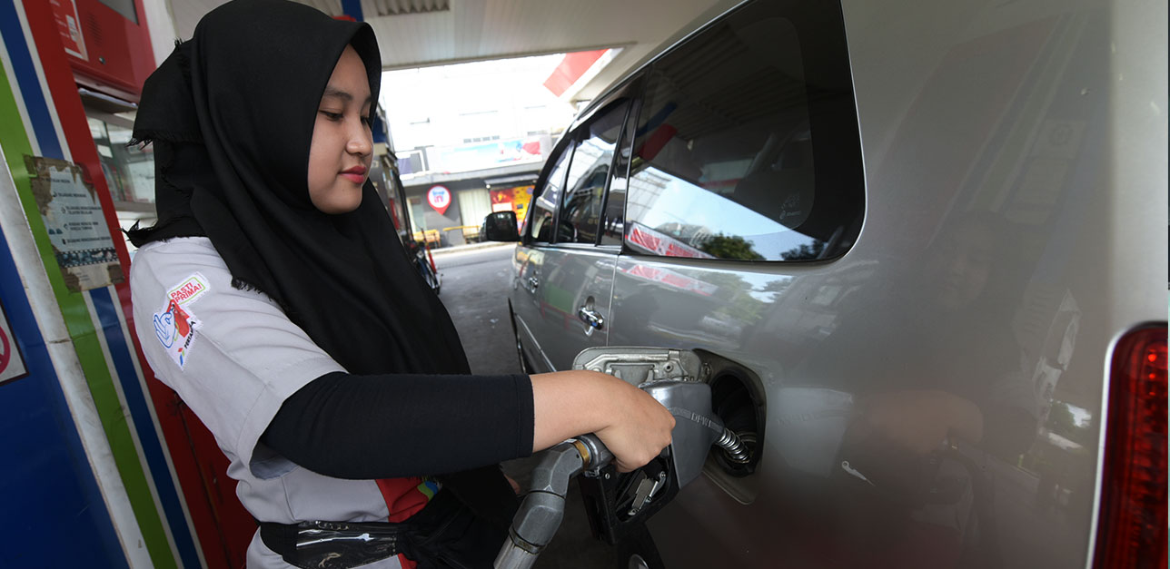 20240830 - (Ilustrasi) Petugas SPBU menjual BBM Pertamina (Ilustrasi) Petugas SPBU menjual BBM Pertamina