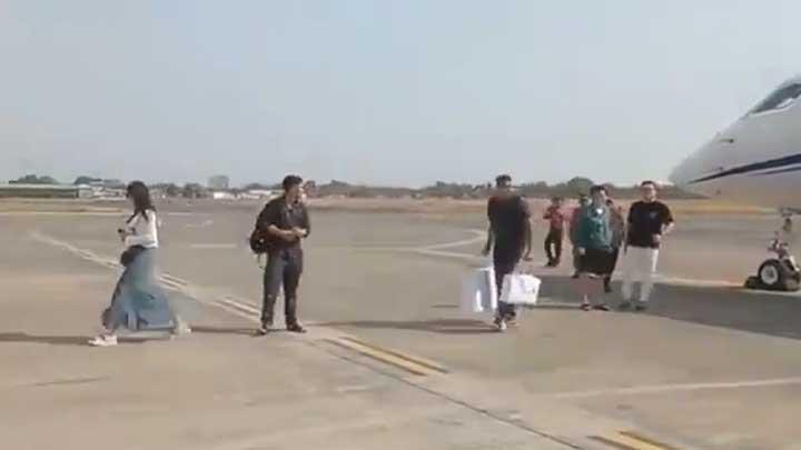Istri Kaesang Pangarep, Erina Gudono, turun dari pesawat jet pribadi. (Net)