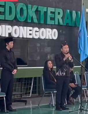 dr Yan Wahyu (pakai peci) saat mengikuti aksi solidaritas di kampus Undip. (Istimewa)