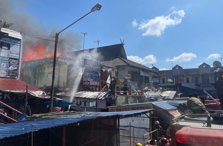 Gudang sekaligus toko di Pasar Batuah Martapura hangus terbakar pada Selasa. (IP Banjar)