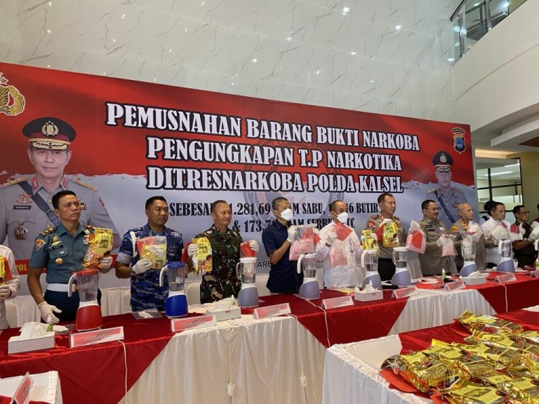 Kapolda Kalsel, Irjen Pol Winarto memimpin pemusnahan narkoba dihadiri Forkopimda Kalsel. (Humas)