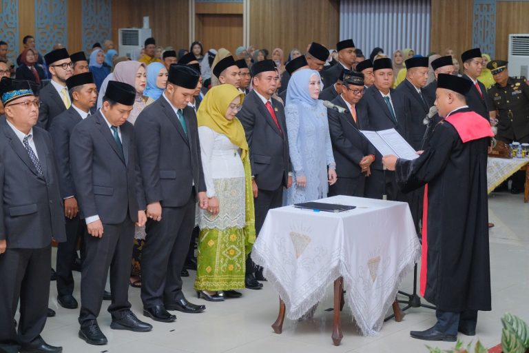Pelantikan anggota DPRD Kabupaten Banjar periode 2024-2029 oleh Ketua Pengadilan Negeri Martapura, Wijonarko, Rabu. (Media Center Pemkab Banjar)