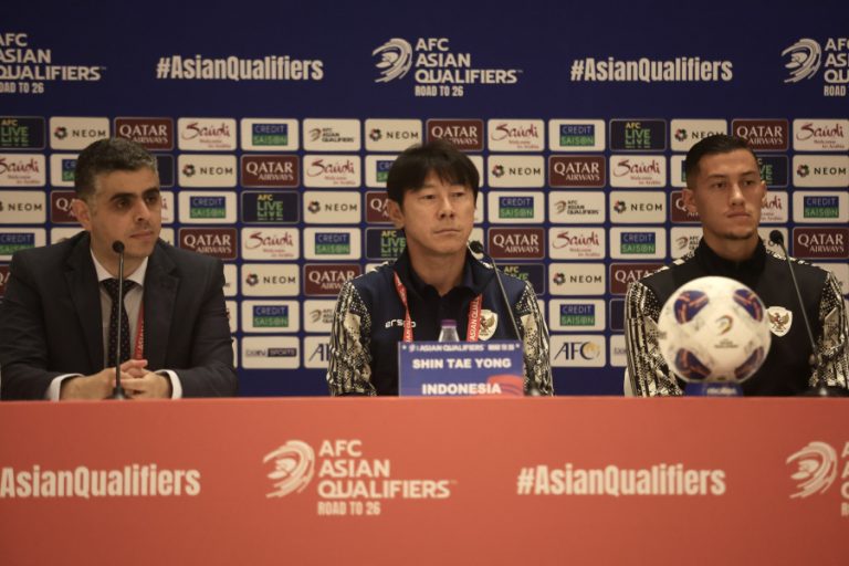 Shin Tae-yong (tengah) memberikan keterangan saat memberikan keterangan pers. (PSSI)