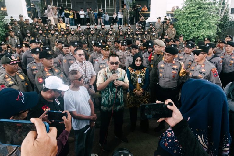 Inspektur Daerah Provinsi Kalsel, Akhmad Fydayeen dan Staf Ahli Bidang Kemasyarakatan dan SDM, Husnul Hatimah menerima massa demo. (Media Center Kalsel)