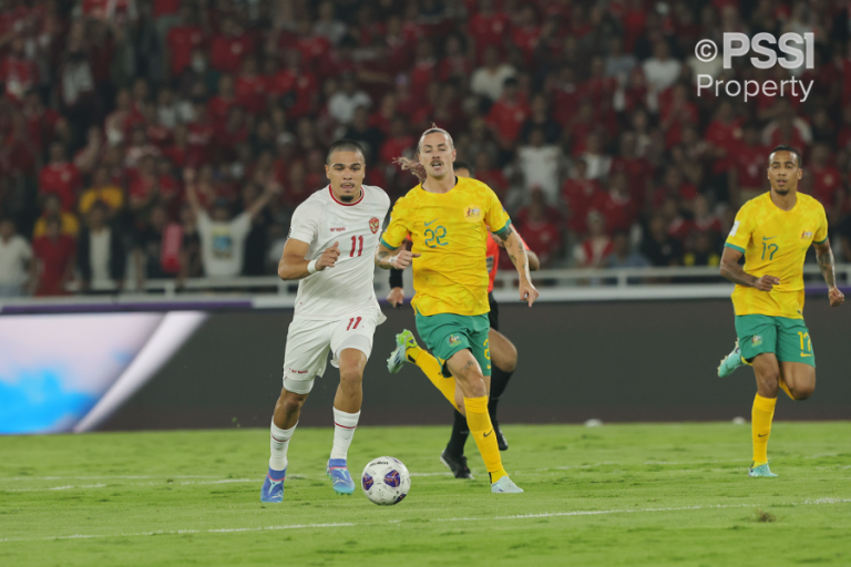 Pemain Timnas Indonesia, Ragnar Oratmangoen (putih) mengejar bola dibayangi pemain Australia. (PSSI)